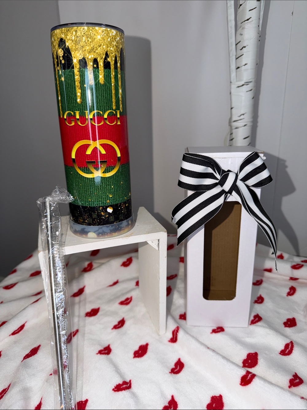 NWOT insulated fashion drink thermos. Gift box,metal straws/brush included!